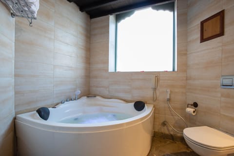 Heritage Suite | Bathroom | Combined shower/tub, jetted tub, free toiletries, hair dryer