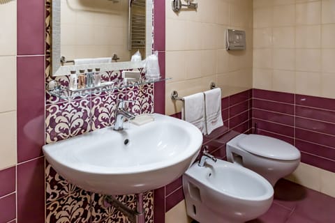 Superior Double Room, Terrace, Partial Sea View (302) | Bathroom | Shower, rainfall showerhead, free toiletries, hair dryer