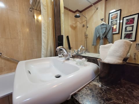 Deluxe Room | Bathroom | Combined shower/tub, rainfall showerhead, free toiletries, bathrobes