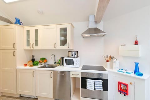 Cottage, 1 Bedroom | Private kitchen | Full-size fridge, microwave, oven, stovetop