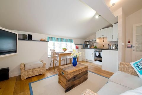 Cottage, 1 Bedroom | Living room | Flat-screen TV, DVD player