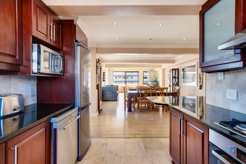 Luxury Penthouse (Kingsgate 54) | Private kitchen | Full-size fridge, microwave, oven, stovetop