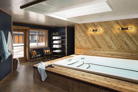 Indoor spa tub