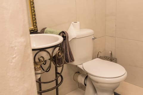 Classic Double Room | Bathroom | Towels, toilet paper