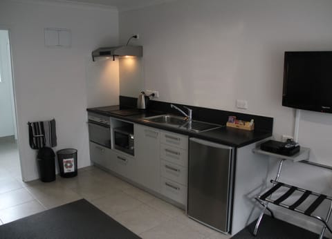 One Bedroom Apartment | Private kitchenette | Microwave, coffee/tea maker, electric kettle, toaster