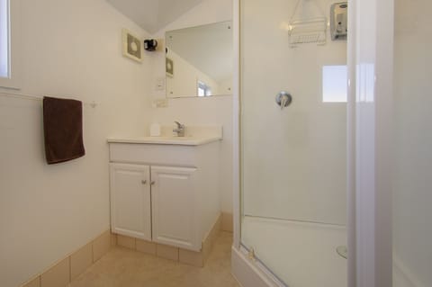 Queen Room with Free Netflix | Bathroom | Shower, hair dryer, towels