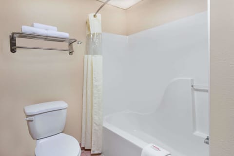 Combined shower/tub, free toiletries, hair dryer, towels