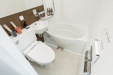 Combined shower/tub, free toiletries, hair dryer, slippers