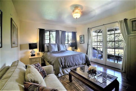 Deluxe Room, 1 King Bed with Sofa bed, Lanai, Garden View | Individually decorated, individually furnished, bed sheets