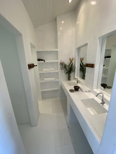 House (Casa Caraiva) | Bathroom | Shower, towels