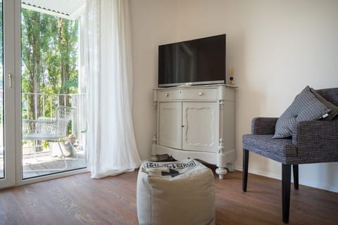 Comfort Double Room, Balcony (Comfort Balcony L) | Living area | TV