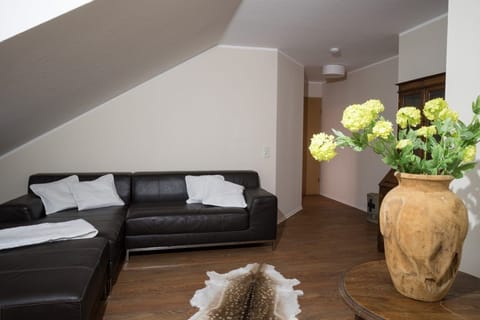 Studio Suite (Suite Penthouse XL) | Living area | TV