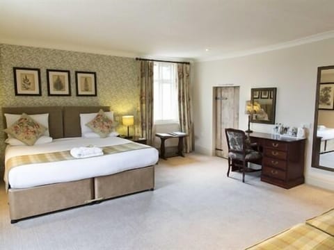 Luxury Double Room (Ensuite) | Premium bedding, desk, iron/ironing board, free cribs/infant beds