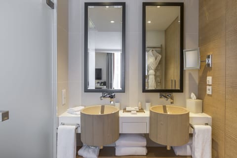 Junior Suite | Bathroom | Separate tub and shower, designer toiletries, hair dryer, bathrobes