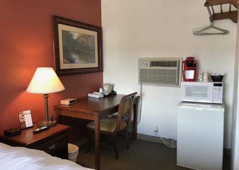 Basic Single Room | Desk, blackout drapes, free WiFi, bed sheets