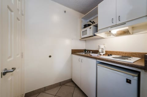 Standard Single Smoking, Kitchen | Private kitchenette | Fridge, microwave, stovetop, coffee/tea maker