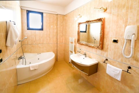 Double Room, Jetted Tub | Bathroom | Shower, rainfall showerhead, towels