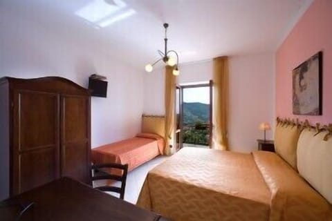 6 bedrooms, hypo-allergenic bedding, minibar, individually furnished