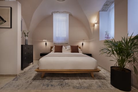 Room (The Cave) | Premium bedding, minibar, individually decorated, desk