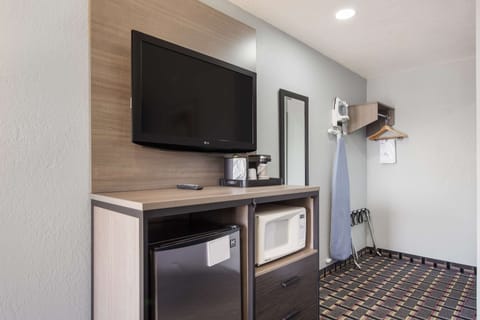 Room, 1 Queen Bed | Desk, soundproofing, rollaway beds, free WiFi