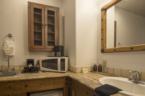 Junior Suite | Private kitchenette | Fridge, coffee/tea maker, freezer