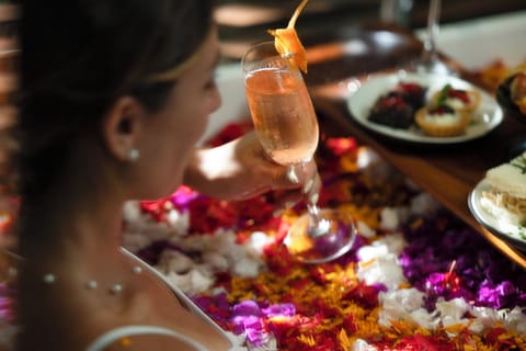 Couples treatment rooms, hot tub, body treatments, aromatherapy