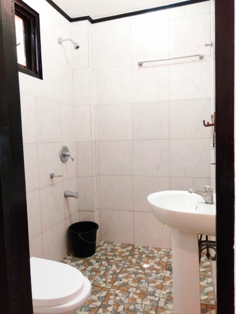 Family Room | Bathroom | Shower, rainfall showerhead, free toiletries, towels