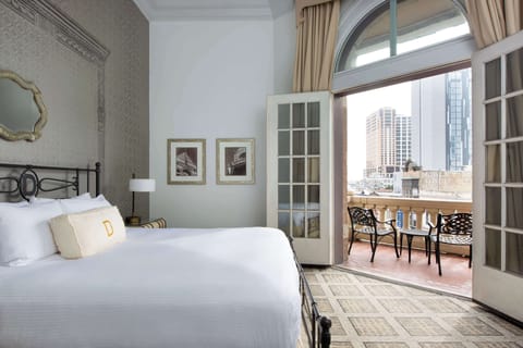 Room, 1 King Bed, Balcony | Hypo-allergenic bedding, pillowtop beds, minibar, in-room safe