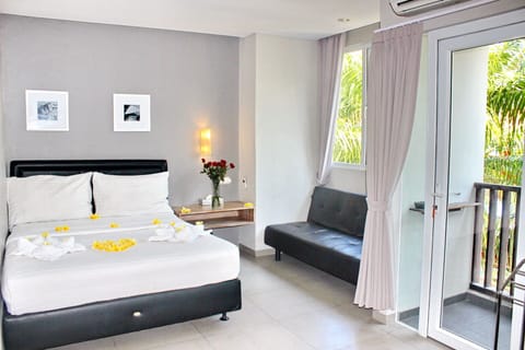 Deluxe Double Room | In-room safe, desk, laptop workspace, blackout drapes