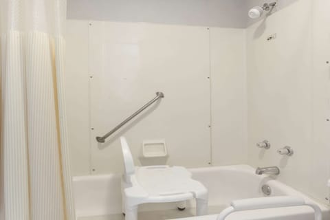 Combined shower/tub, free toiletries, towels
