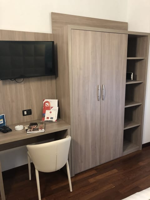 Family Room | Minibar, in-room safe, desk, soundproofing