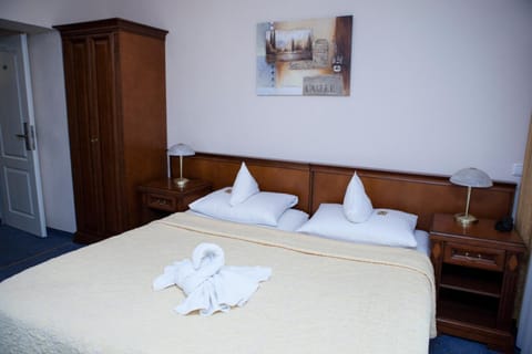 Comfort Apartment, 1 Bedroom, Accessible, Kitchenette | Hypo-allergenic bedding, in-room safe, desk, free WiFi