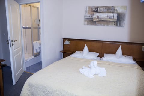 Triple Room | Hypo-allergenic bedding, in-room safe, desk, free WiFi