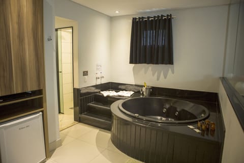 Luxury Double Room, Jetted Tub (Master) | Minibar, in-room safe, desk, cribs/infant beds