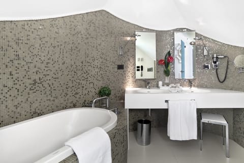 Classic Suite, 1 Bedroom | Bathroom | Designer toiletries, hair dryer, slippers, bidet