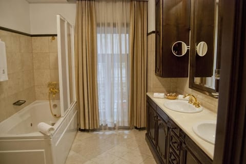 Presidential Suite | Bathroom | Free toiletries, hair dryer, bathrobes, slippers