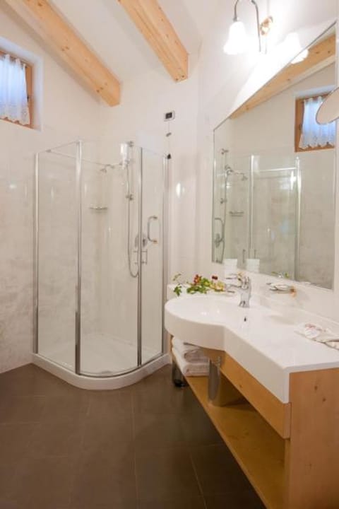 Junior Suite | Bathroom | Shower, hair dryer, bidet, towels