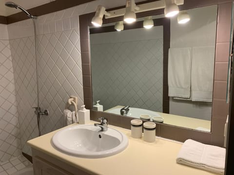 La Treille | Bathroom sink