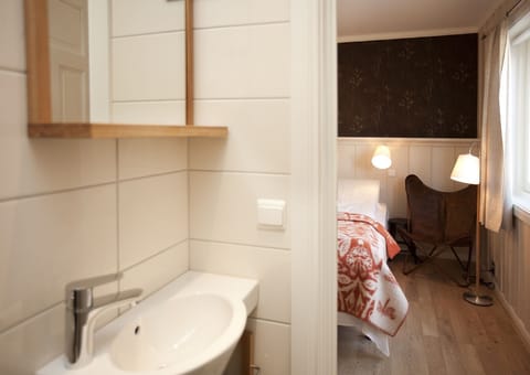 Standard Room, 1 Double Bed | Bathroom | Shower, free toiletries, hair dryer, towels