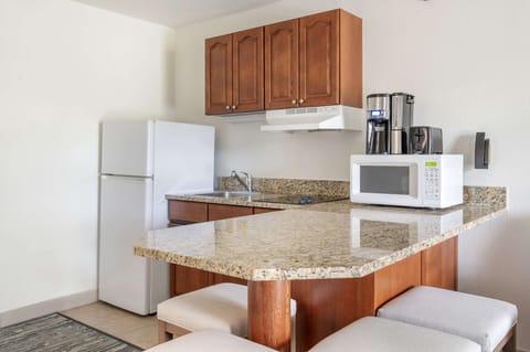 1 Bedroom King Suite with Balcony | Private kitchen | Microwave, coffee/tea maker, paper towels