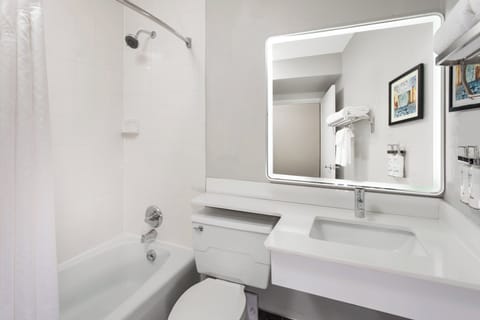 Combined shower/tub, free toiletries, hair dryer, towels