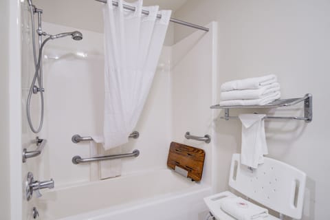 Superior Queen Room | Bathroom | Combined shower/tub, free toiletries, towels, soap