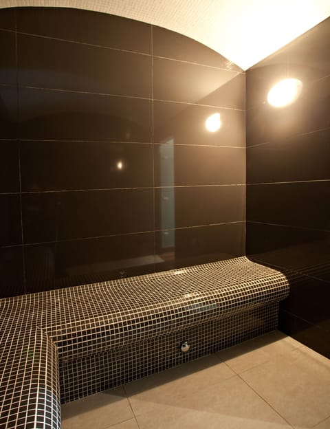 Sauna, spa tub, body treatments, facials, 2 treatment rooms, massages