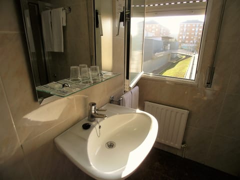 Double Room | Bathroom | Free toiletries, hair dryer, towels