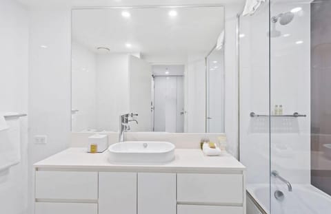 Superior Apartment | Bathroom | Separate tub and shower, free toiletries, hair dryer, towels