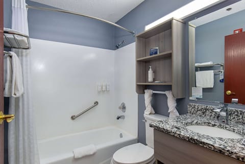 Combined shower/tub, free toiletries, hair dryer, towels