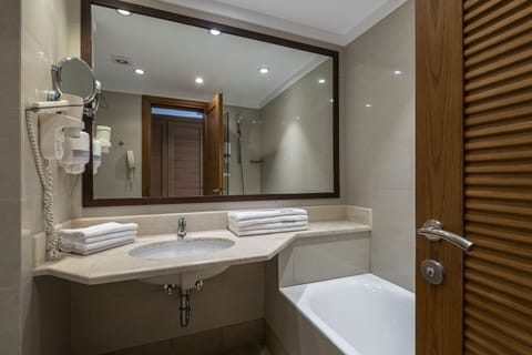 Executive Suite Garden view | Bathroom | Bathtub, free toiletries, hair dryer, bathrobes