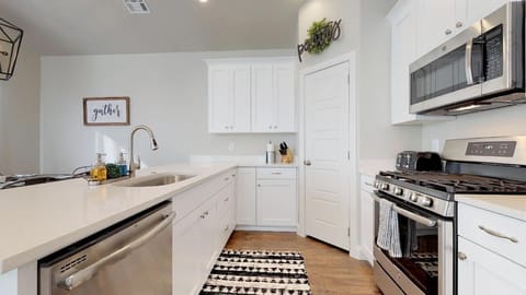 Townhome, 3 Bedrooms | Private kitchen | Fridge, oven, coffee/tea maker, toaster