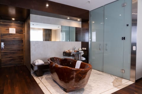 Luxury Suite | Bathroom | Free toiletries, hair dryer, bathrobes, slippers