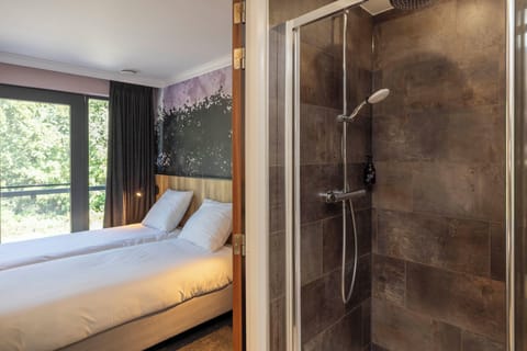 Luxury Double Room | Bathroom | Eco-friendly toiletries, hair dryer, towels